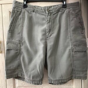 Tommy Bahama Men’s relaxed olive shorts 36